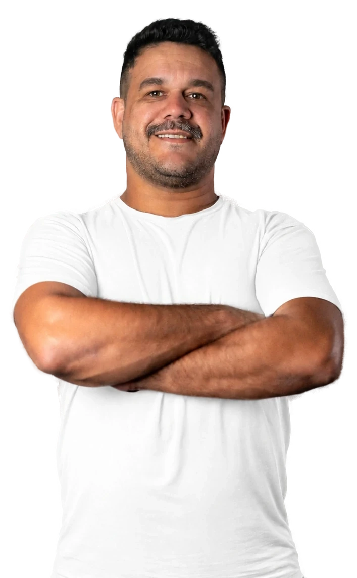 Tiago Arantes, empresário do setor de estética automotiva, de braços cruzados